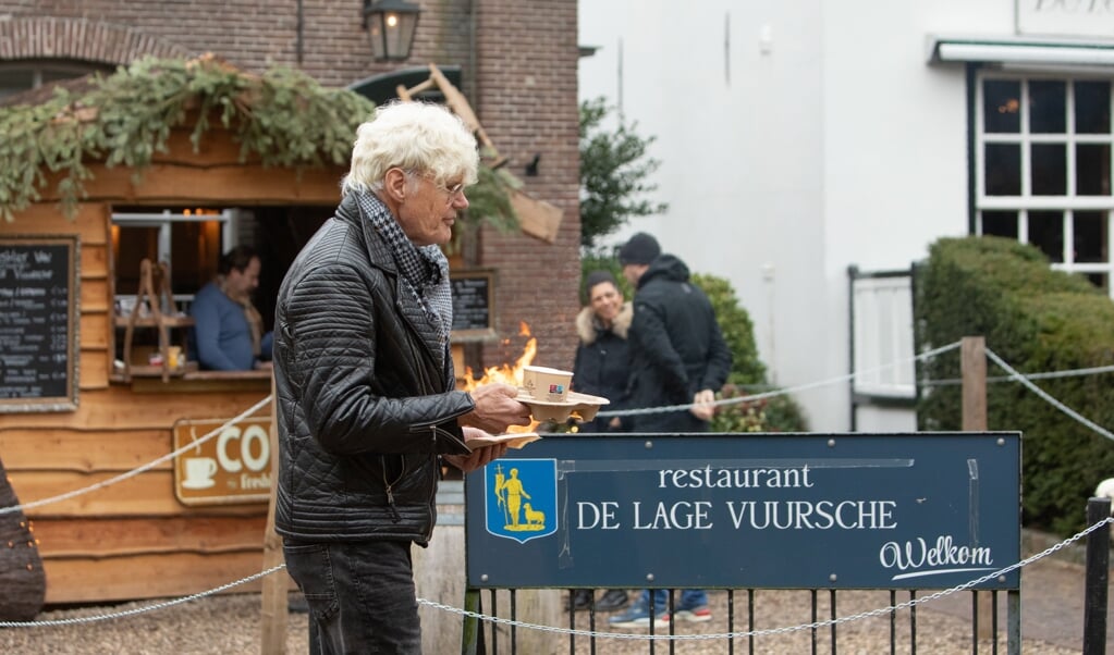 Oud tv-presentator Ad Visser nam ook een bakkie koffie met koek van de take away in Lage Vuursche.