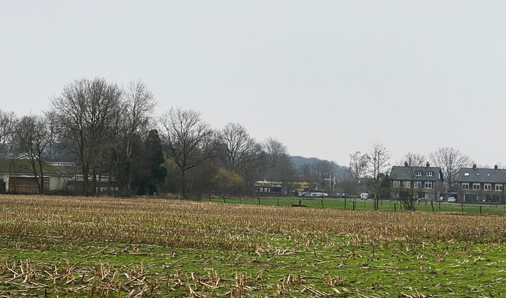 Het te bouwen terrein aan de Beekweide. Op de achtergrond de woningen aan de Meidoornlaan.