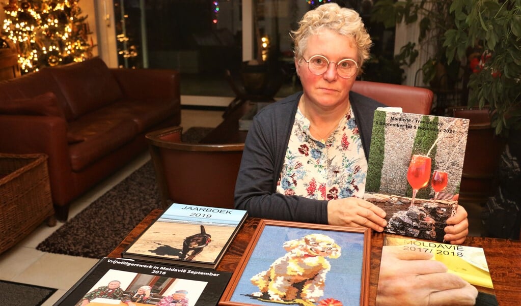 Thera van Oers met haar fotoboeken en borduurwerkcadeau van haar bezoekwerk aan Moldavië.