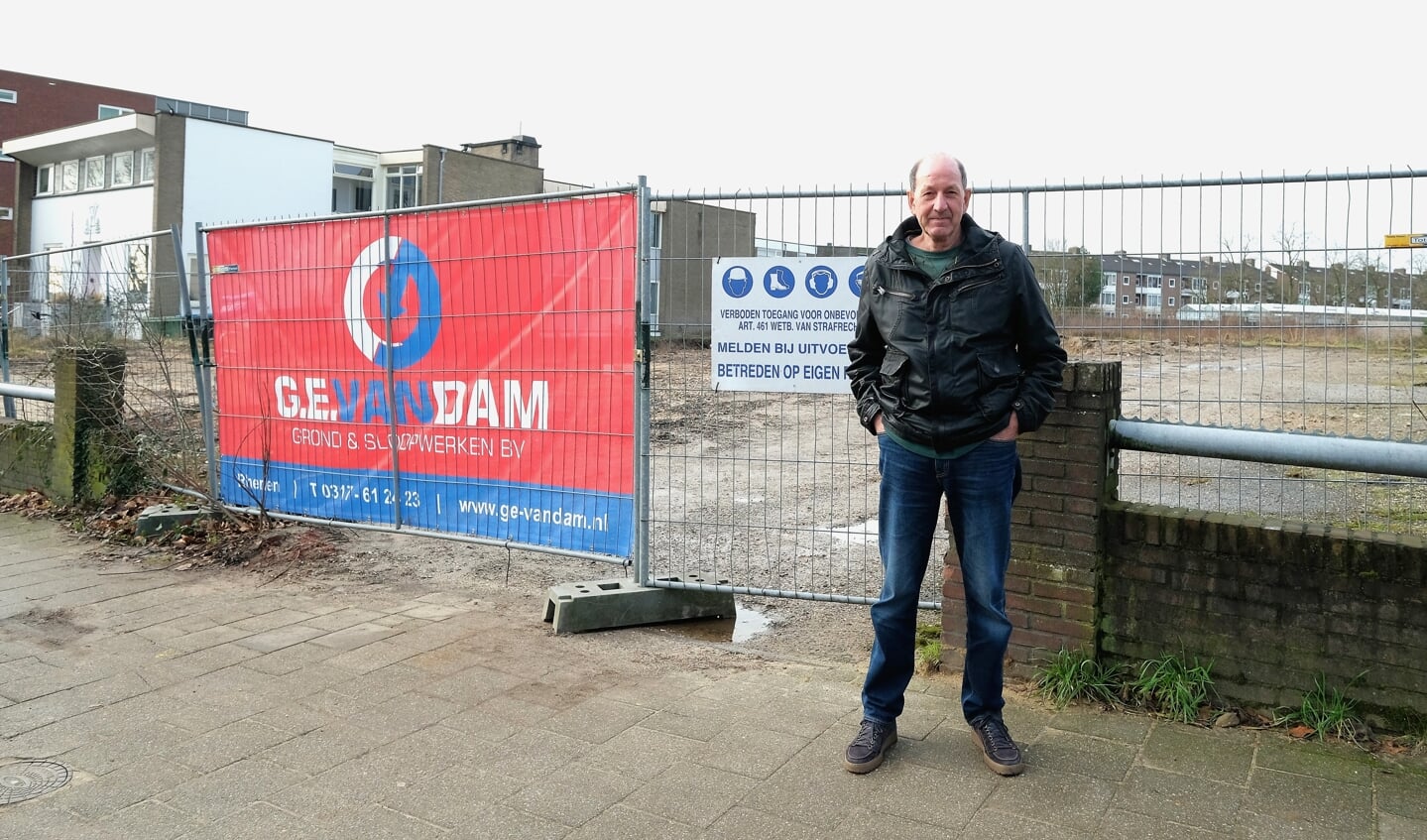 Evert Vrij voor de plek waar eens de gereformeerde kerk stonddie hij steeds verder tot een ruïne zag vervallen. 