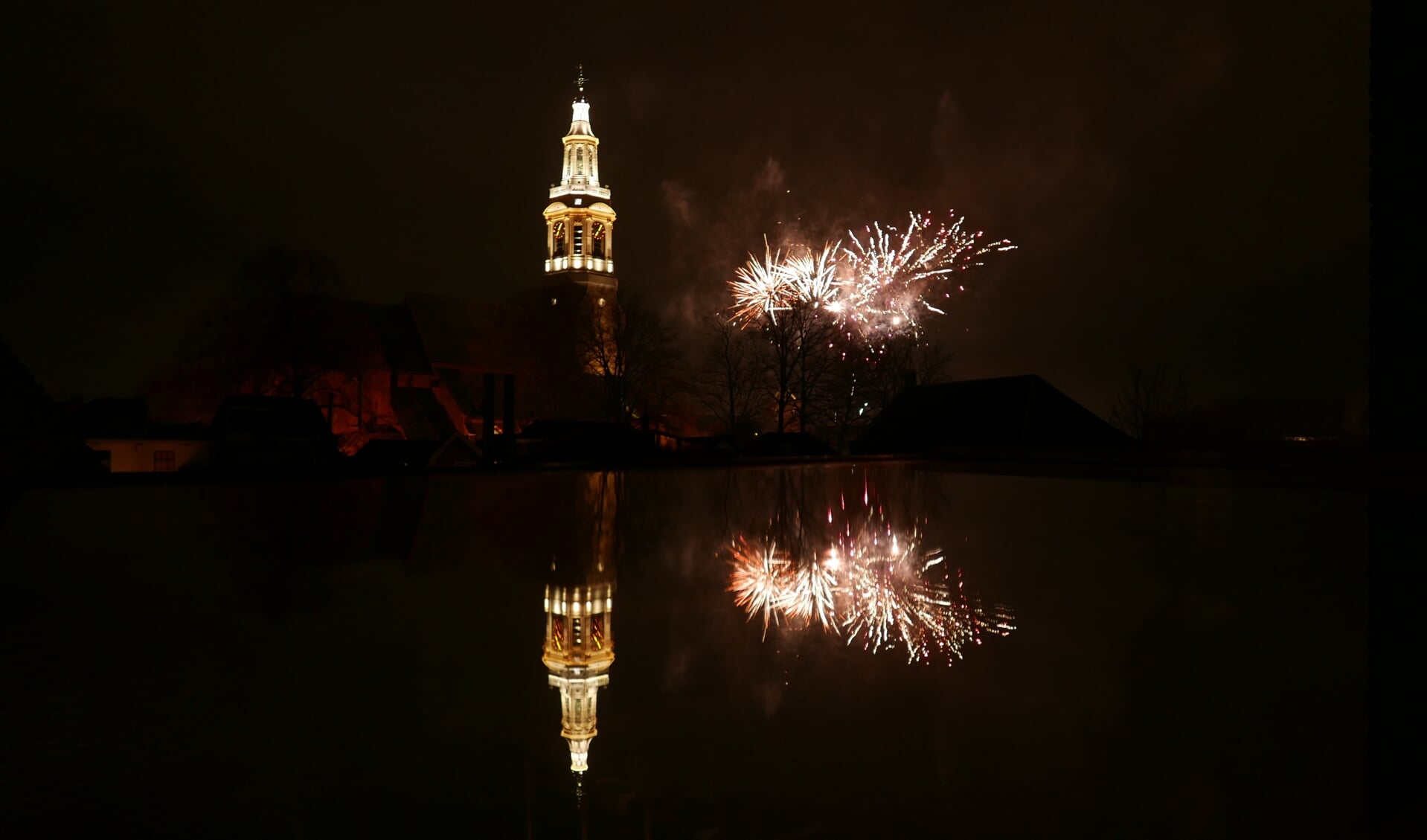 De toren met vuurwerk