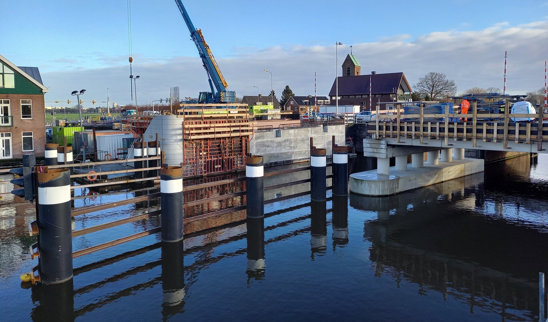 Volgens de planning wordt maandag het beweegbare brugdek geplaatst.