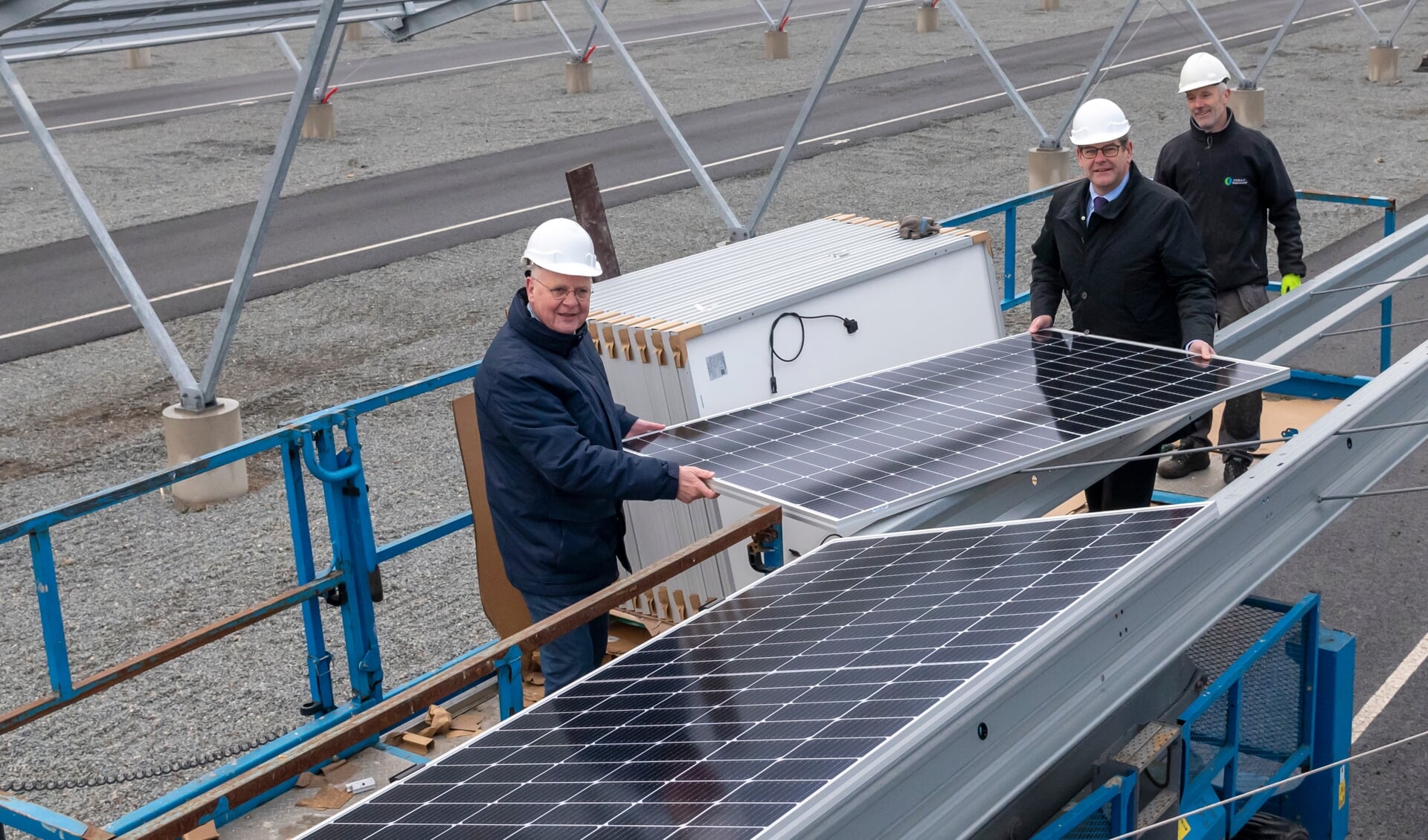 Plaatsing eerste zonnepanelen Zonnepark Harderwijk, door Wethouder Bert van Bijsteren en Ruud Mantingh (voorzitter Energiecoöperatie Endura) © Ruben Schipper Fotografie