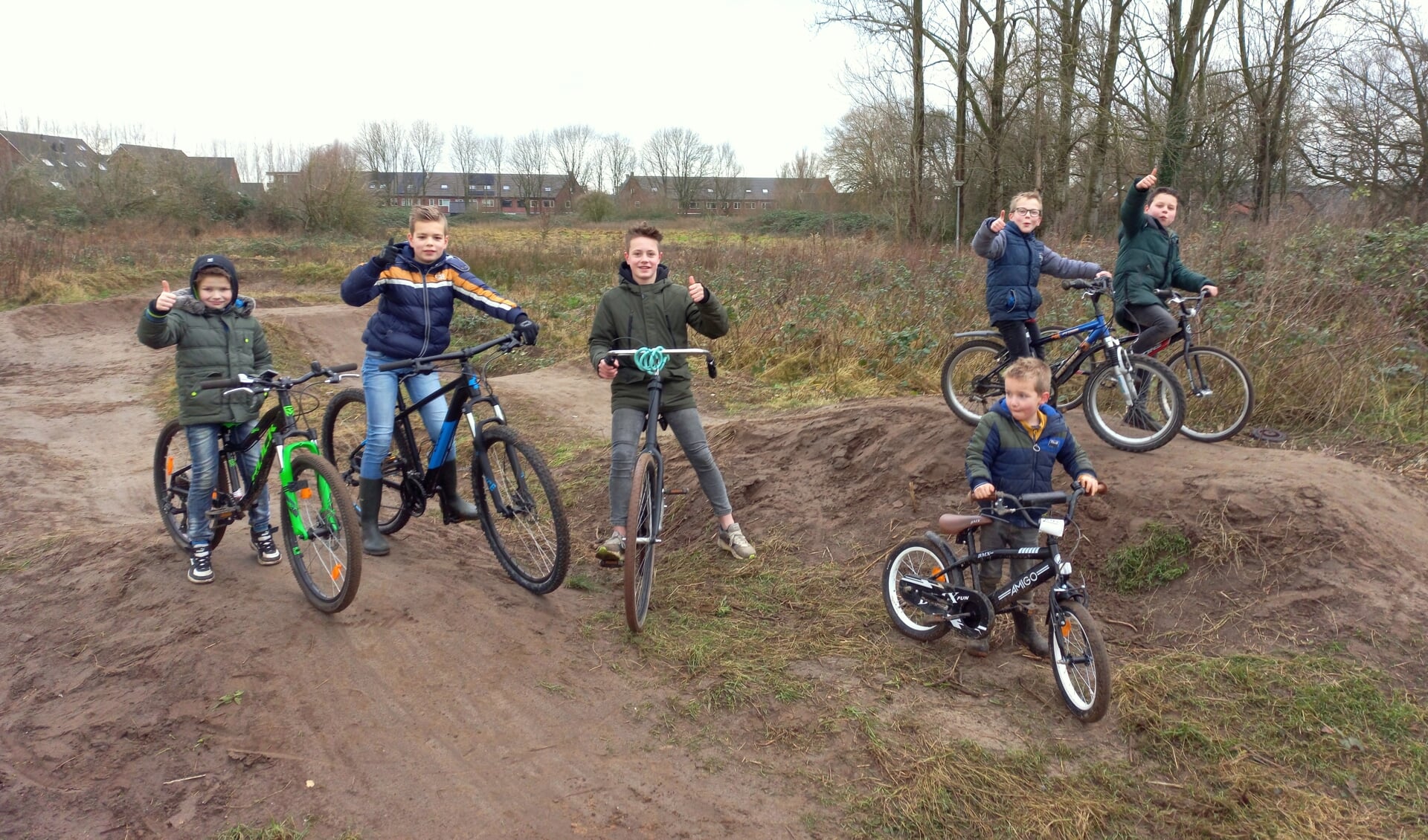 Kinderen uit de wijk De Burgt hebben zelf een nieuwe fietscrossbaan aangelegd aan de Nederwoudseweg.