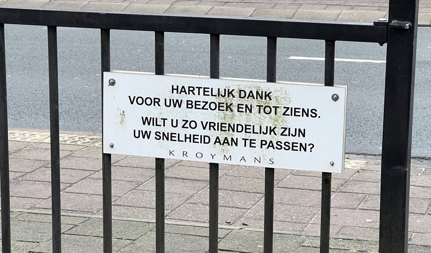 Het bordje bij autodealer Kroymans in Hilversum bij het verlaten van het terrein. 