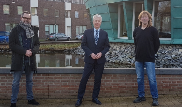 <p>v.l.n.r. Wouter Gerritse, locatiemanager Viveste, wethouder Hans Buijtelaar en Andr&eacute; van Kempen van HBV Wijk bij Duurstede. </p>