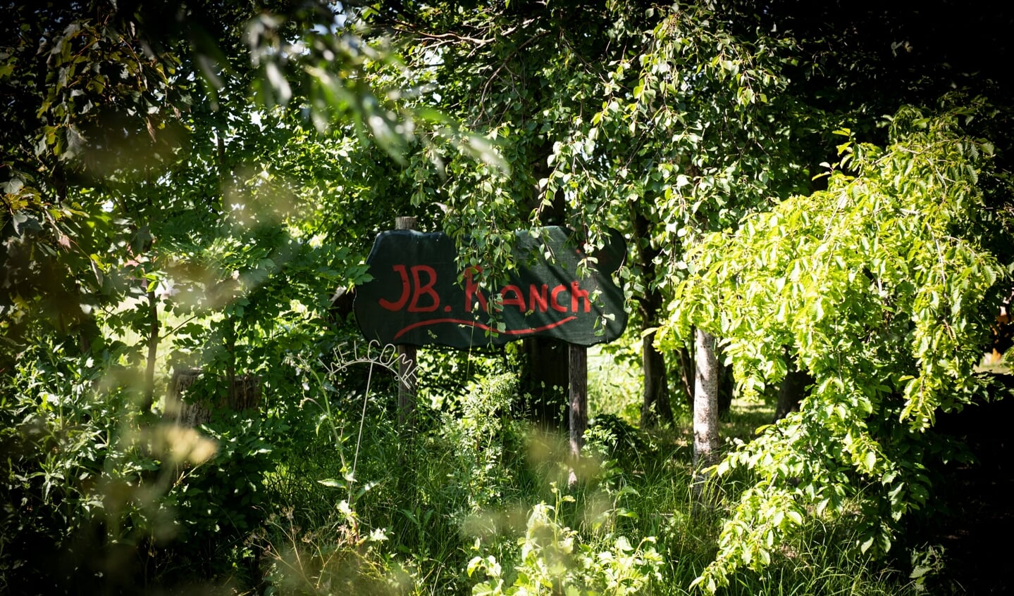 Knus verscholen in het groen ligt de JB Ranch. Het lieflijk ogende terrein was volgens Van den Bout dé splijtzwam in de relatie tussen zijn neven.