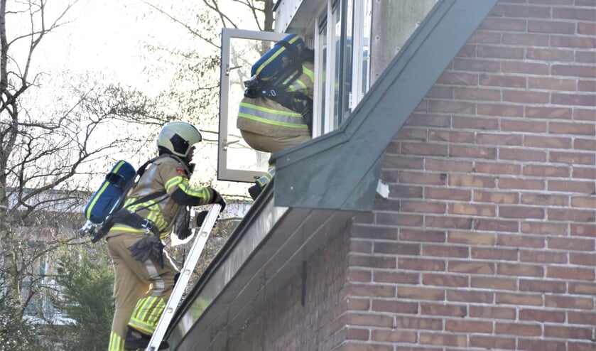 Omdat de bewoners niet thuis waren, verschafte de brandweer zich toegang door het raam van een dakkapel.
