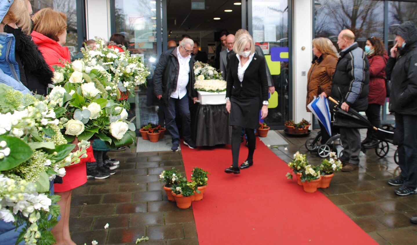 mensen rond De Bolder bij afscheid Nan Verberkmoes