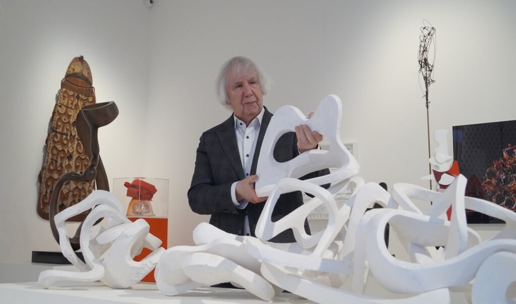 Jan Verschoor geeft met plezier uitleg over zijn werkwijze in het Museumatelier