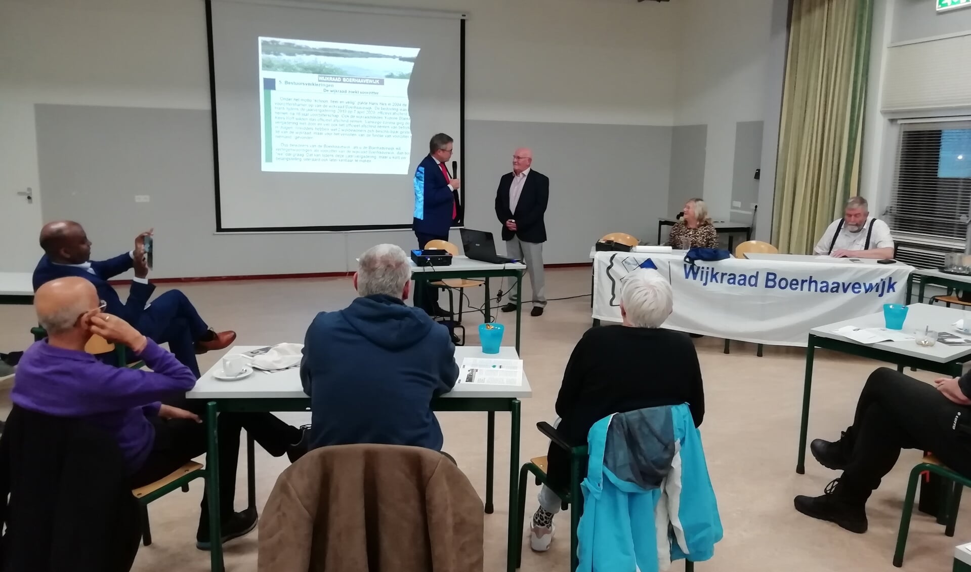 Jos Wienen spreekt Hans Hirs toe bij zijn afscheid als voorzitter van wijkraad Boerhaavewijk.