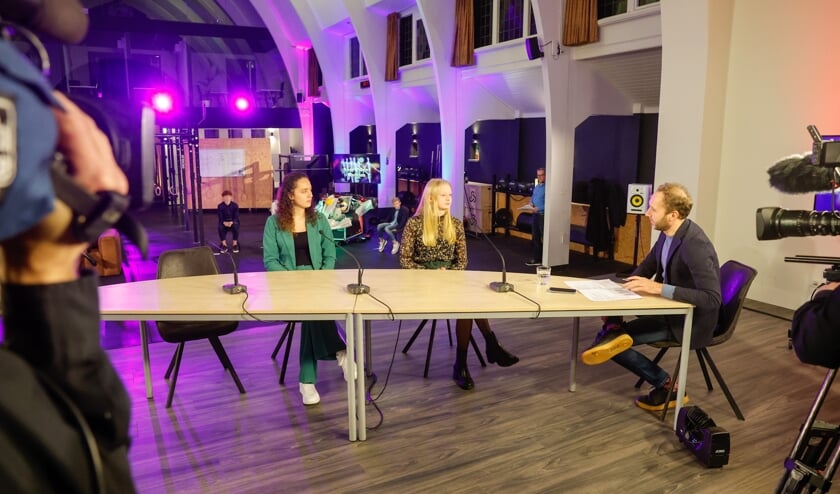Fenna Achterberg en Silvanne Slot aan tafel bij Gert van 't Hof.