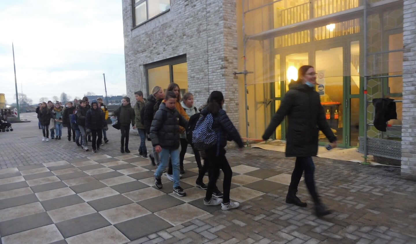 De leerlingen arriveren bij hun nieuwe school