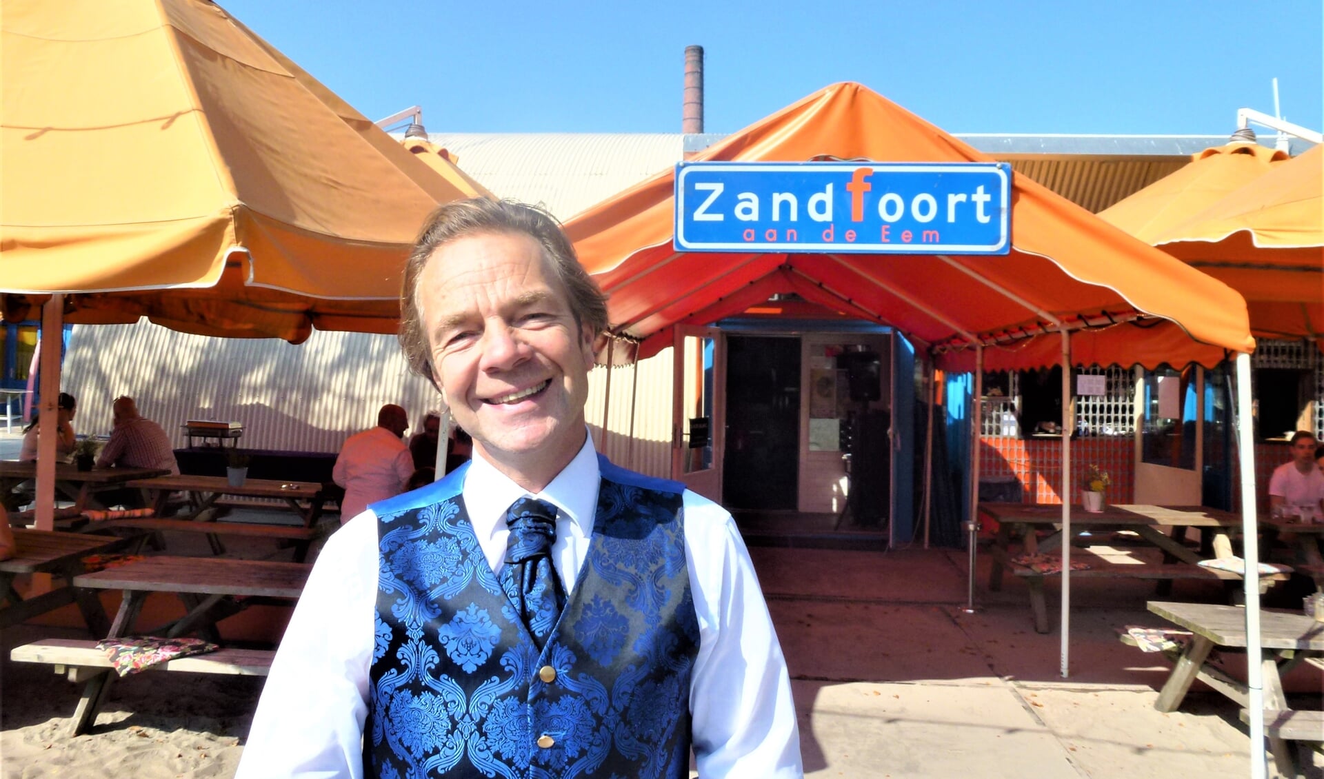 Zanger/entertainer Peter Rip bij Zandfoort aan de Eem. Het stadsstrand blijft, ook al wordt elke millimeter er omheen volgebouwd. 