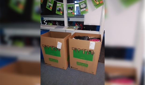 <p>De inzameldozen bij de school zijn al bijna vol.</p>