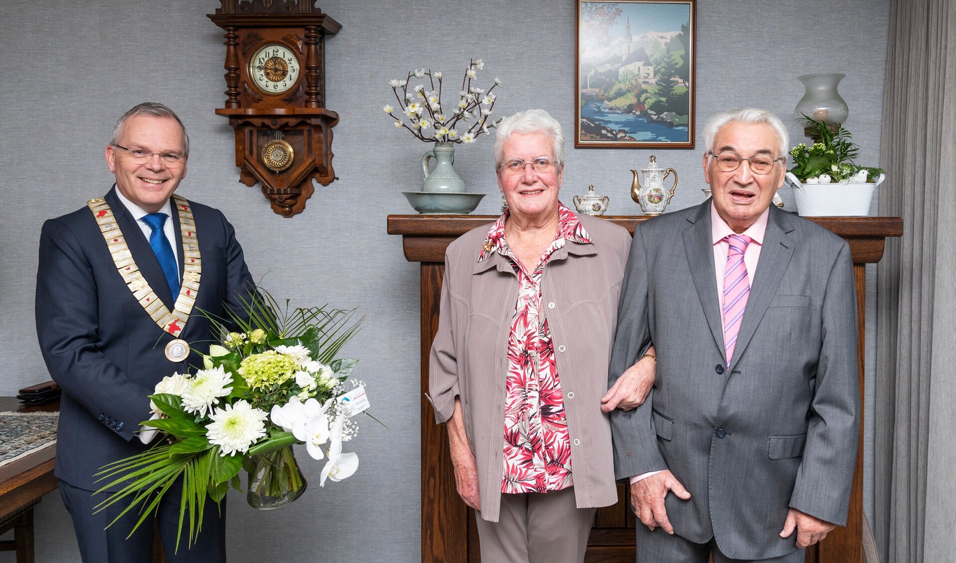 Bets en Dik Joosten met burgemeester Jan Luteijn.