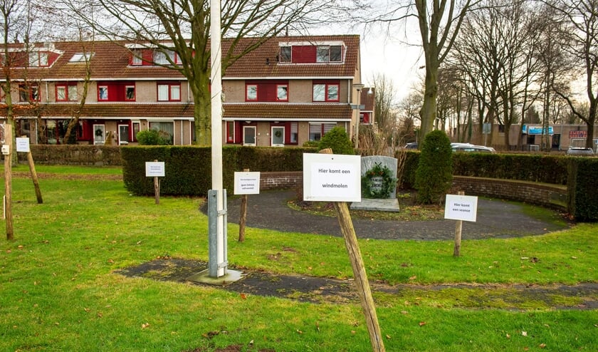 Ludieke borden geplaatst bij het monument annexatie Hoogland. De gemeente Amersfoort werd weer op de hak genomen.