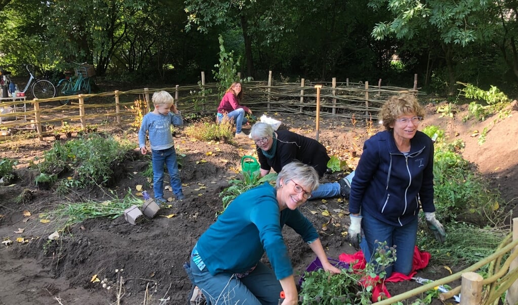 Mirjam van Zweeden met buurtbewoners aan de slag in de Heuvelrugtuin van de wijk Hoenderdaal, Driebergen.