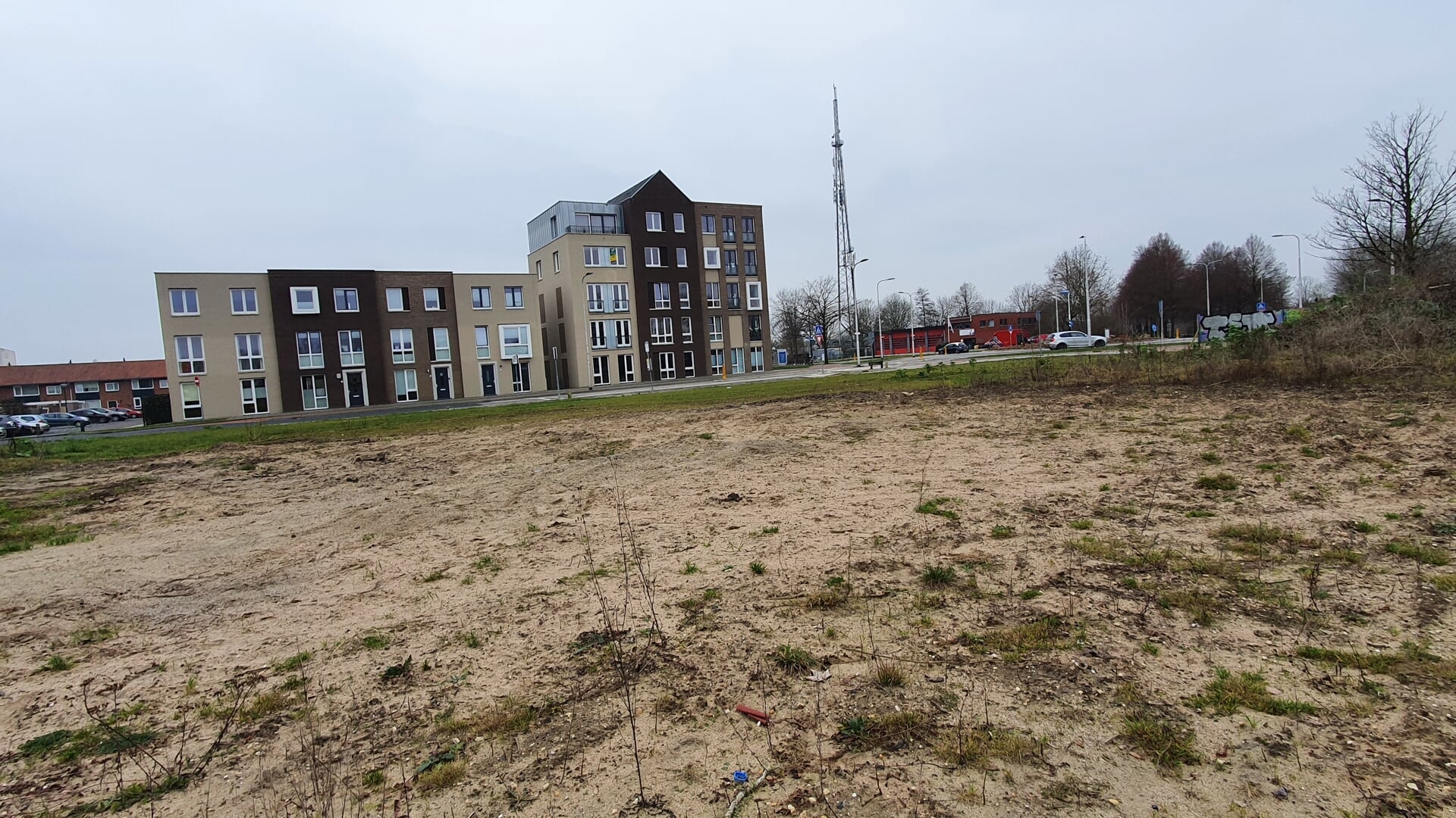 Braakliggende terrein van voormalige Wijkhuis. Tweede helft van 2024 zal er worden gebouwd, zo laat Woonin vandaag weten.