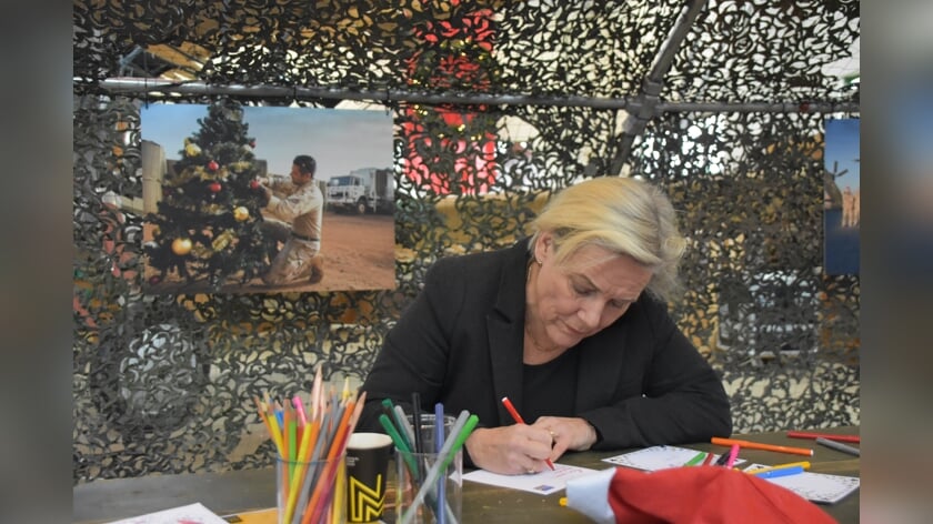 Door corona ging de schrijfactie Stay Safe voor militairen op missie niet door. In 2020 gaf toenmalige minister van defensie Ank Bijleveld hiervoor het startsein door ook een kaartje te schrijven.