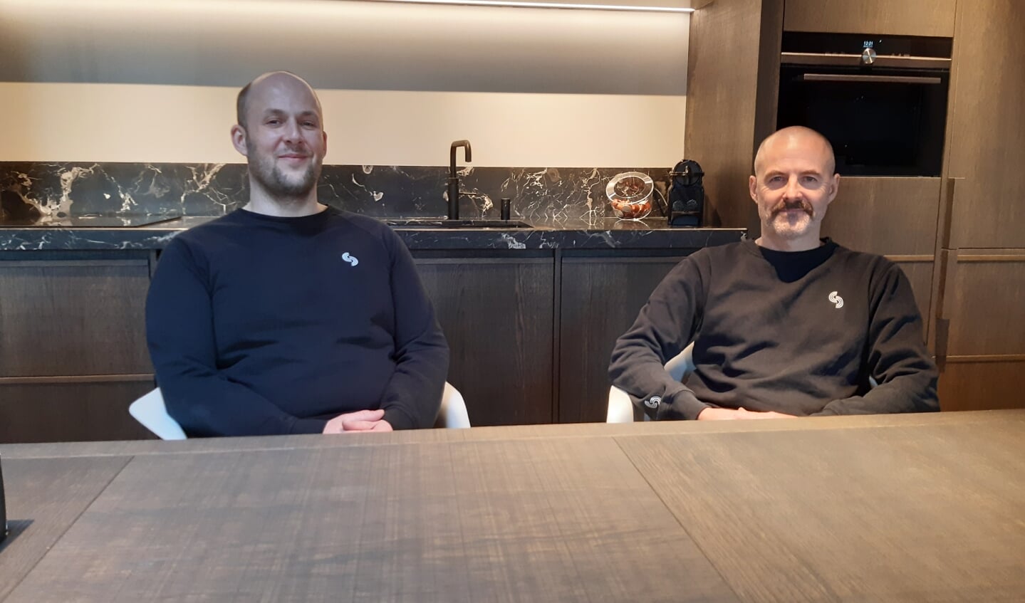 Willem van Essell en Lee Gurbutt in de pantry van hun nieuwe bedrijfspand op bedrijventerrein De Plantage: ,,We zijn behandeld als criminelen!''