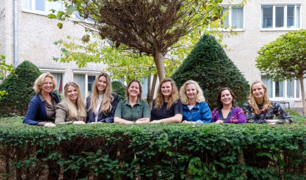 Helma Meeuwissen met de zeven young professionals