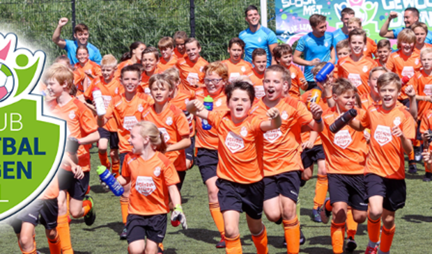 Juichende kinderen tijdens de Clubvoetbaldagen.
