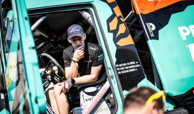 <p>Mitchel van den Brink eindigde in de tiende etappe van de Dakar Rally bij de beste tien rijders.</p>