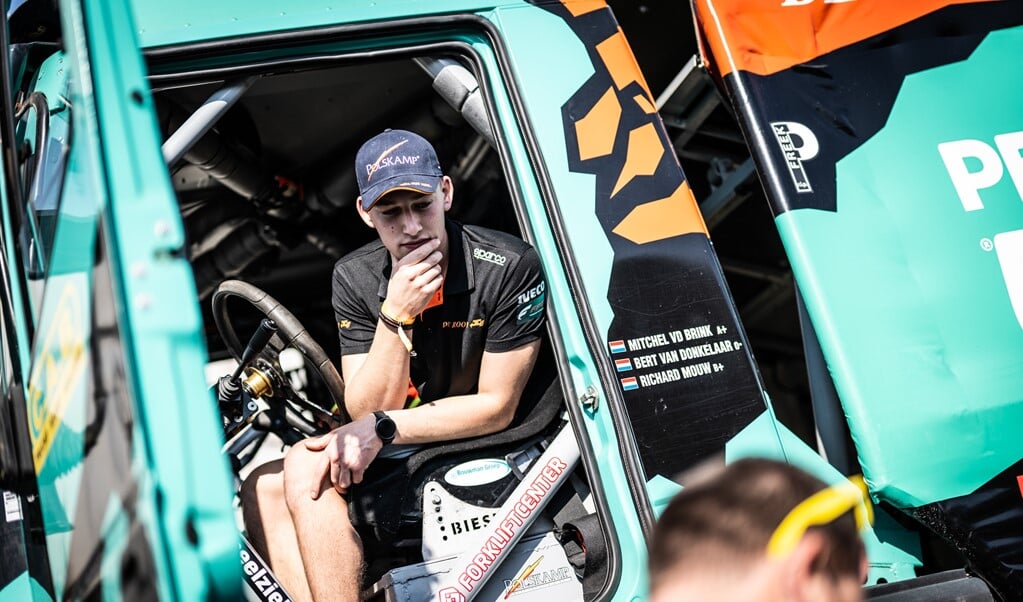 Mitchel van den Brink eindigde in de tiende etappe van de Dakar Rally bij de beste tien rijders.