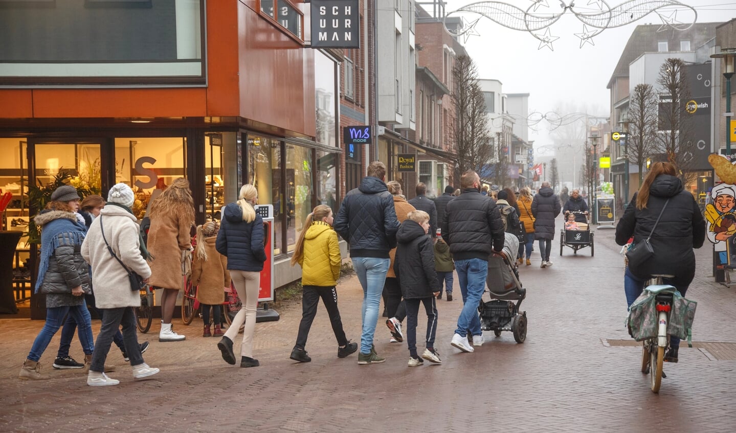 Winkels in Barneveld zijn weer open, drukte in de winkelstraat.