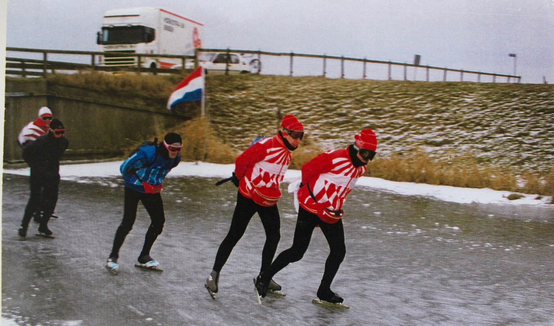 Martien Jacobs (op de tweede plek in zijn rode trainingsjack) schaatste de tocht in 1997 voor de derde keer mee. 'Niet eerder heb ik zo afgezien.'