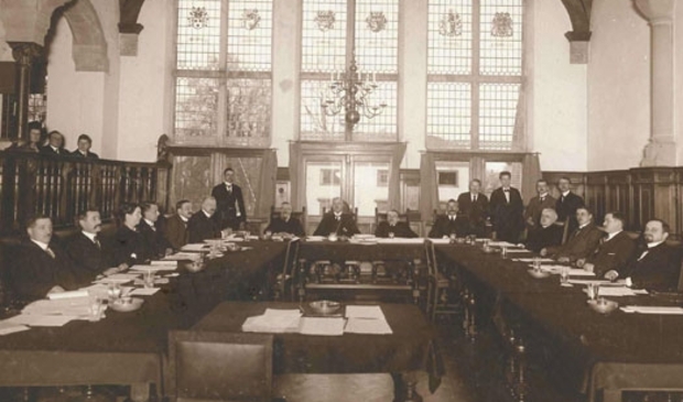 <p>Hendrika Bakhuis-Wolters in de gemeenteraad van Zeist,<br>uit 1922. (derde persoon van links) (bron: gemeentearchief gemeente Zeist) </p>