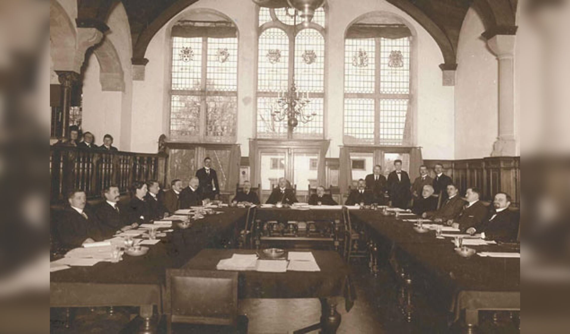 Hendrika Bakhuis-Wolters in de gemeenteraad van Zeist,uit 1922. (derde persoon van links) (bron: gemeentearchief gemeente Zeist) 