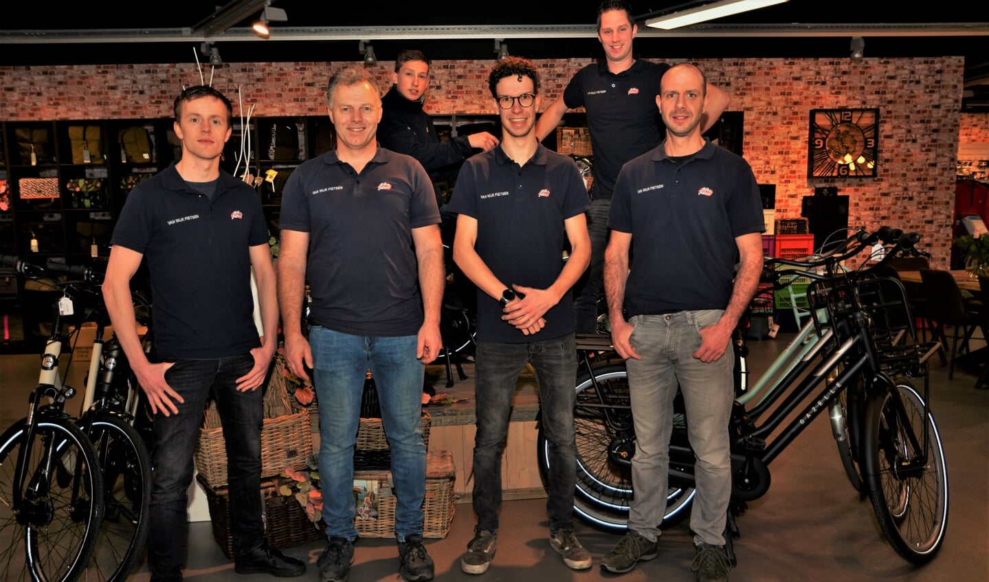 Het professionele team van Bike Totaal Van Wijk in de showroom.
