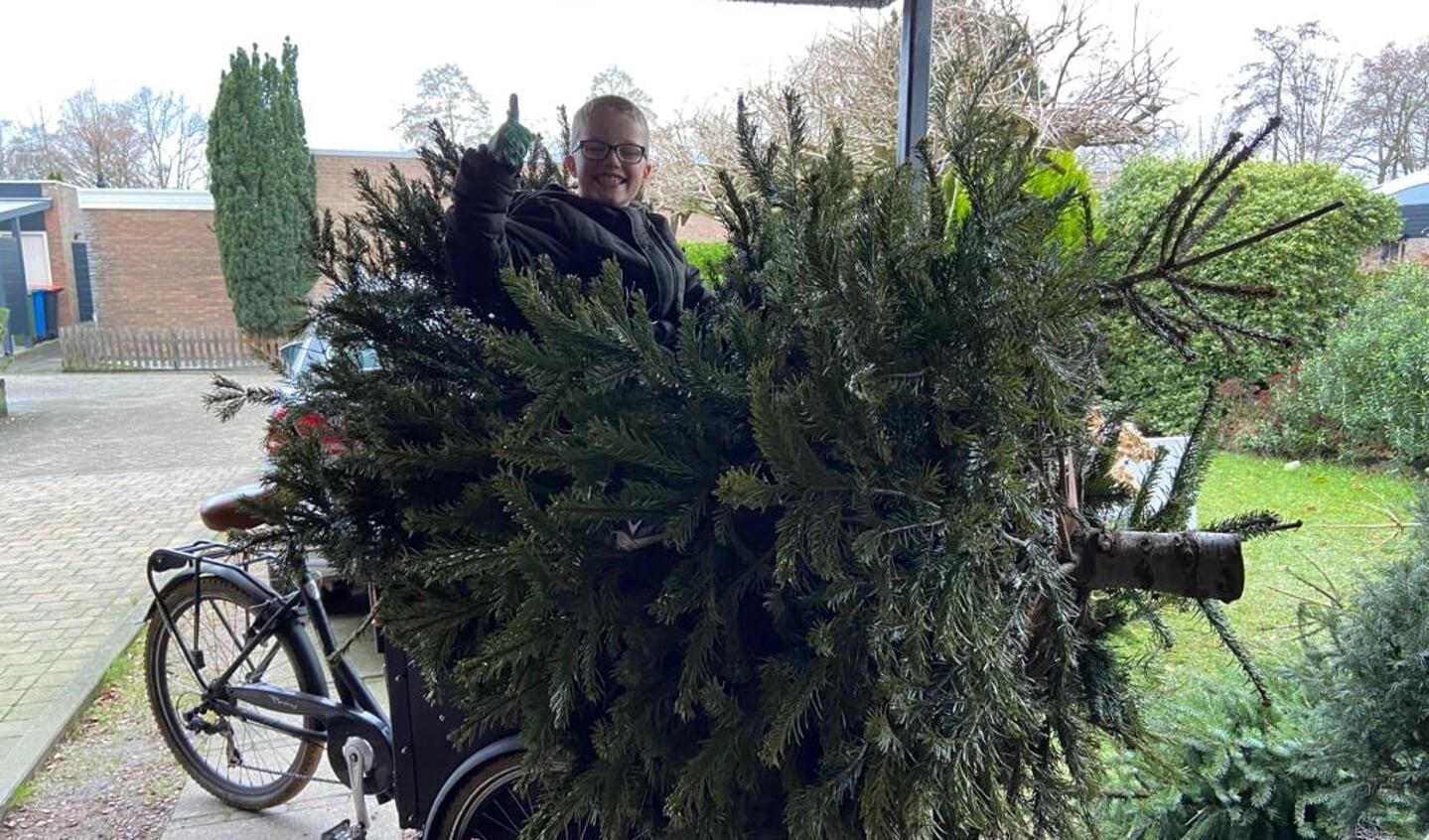 Tim Floor verzamelt de kerstbomen via de bakfiets