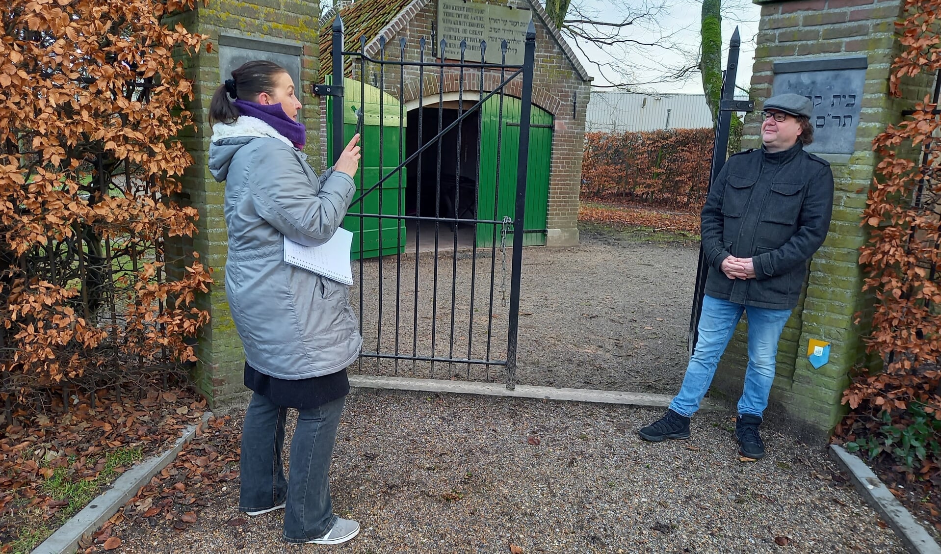 Suzanne Vorstenbosch en Tilmann van de Loo nemen items op voor het SP-filmpje. 