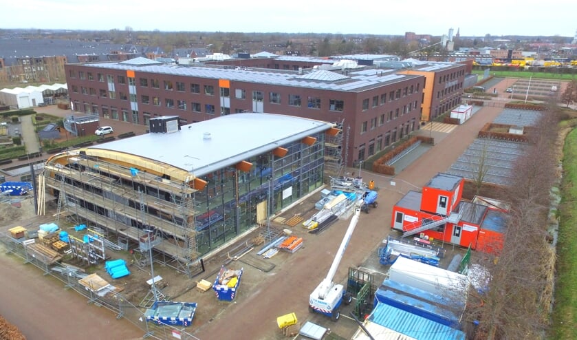 De voorzijde van de nieuwe techniekhal is bijna geheel van glas.