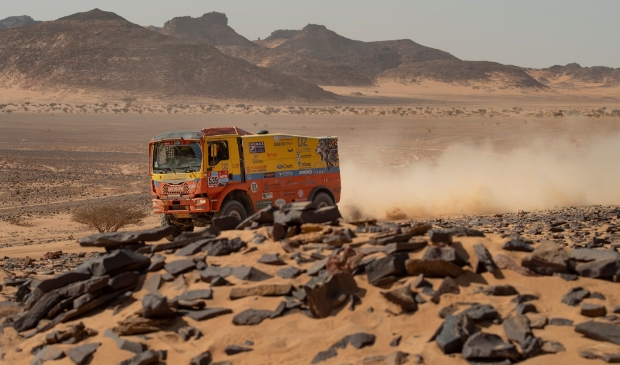 <p>De Rainbow-truck in actie tijdens de tiende Dakar-etappe van woensdag 12 januari.</p>