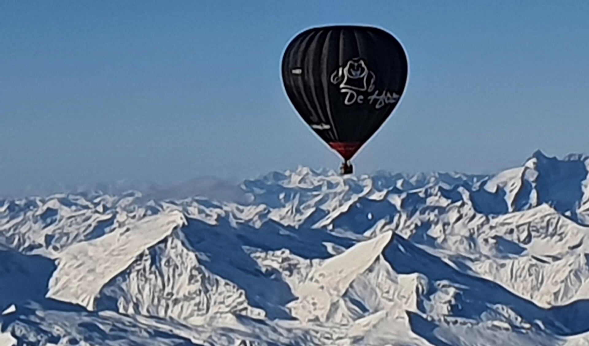 De luchtballon van De Hebberd boven de Alpen.