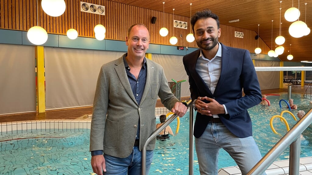 Mark Broere van Interactie Sportbedrijf en wethouder Sarath Hamstra bij zwembad Calluna.