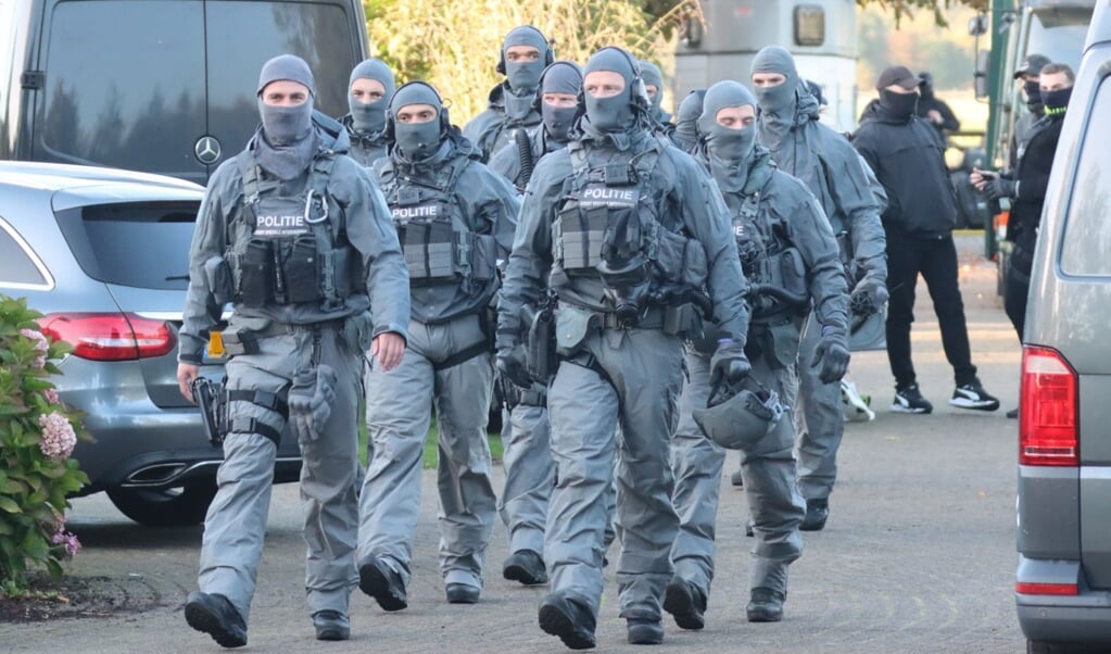 Arrestatieteam van de Dienst Speciale Interventies op het terrein aan de Prinsenweg.
