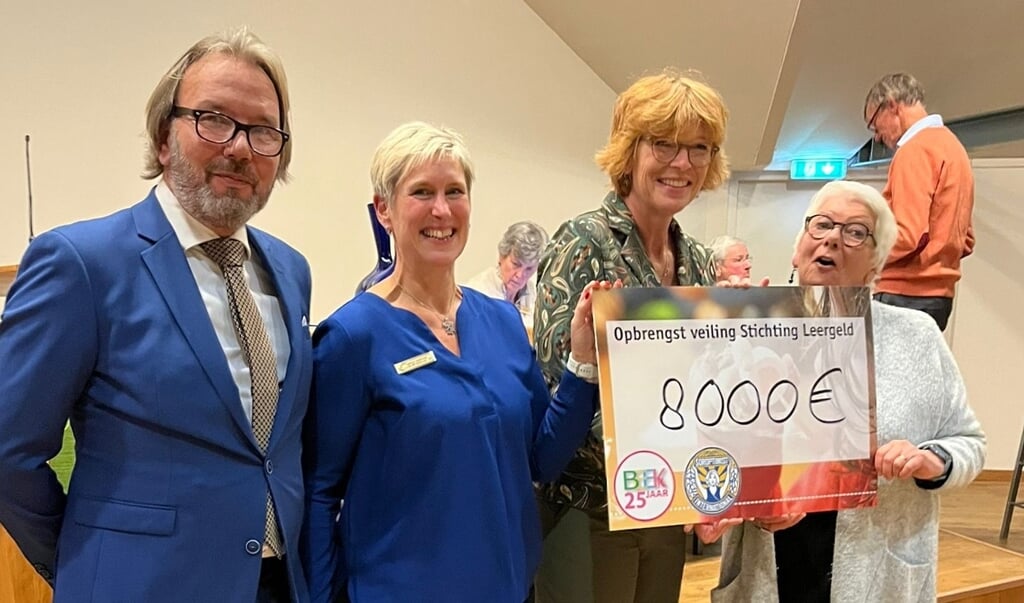 Een mooie cheque voor Leergeld De Bilt. v.l.n.r.; Veilingmeester Willem Berdenis van Berlekom, Janine Veldhoven, Jacqueline Franssens en Joke van der Molen.