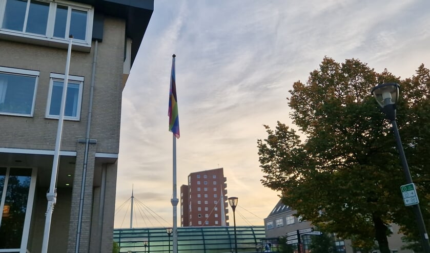 Een van de twee regenboogvlaggen bij het gemeentehuis