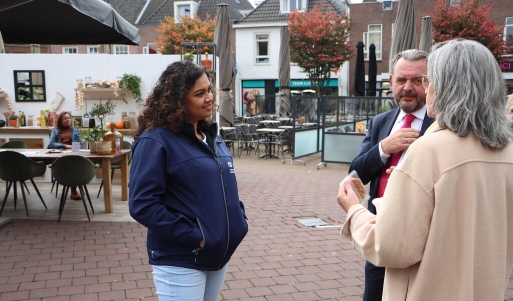 Nationale ombudsman Reinier van Zutphen en klachtbehandelaar Mira Ramlal in gesprek met een inwoonster van Harderwijk.