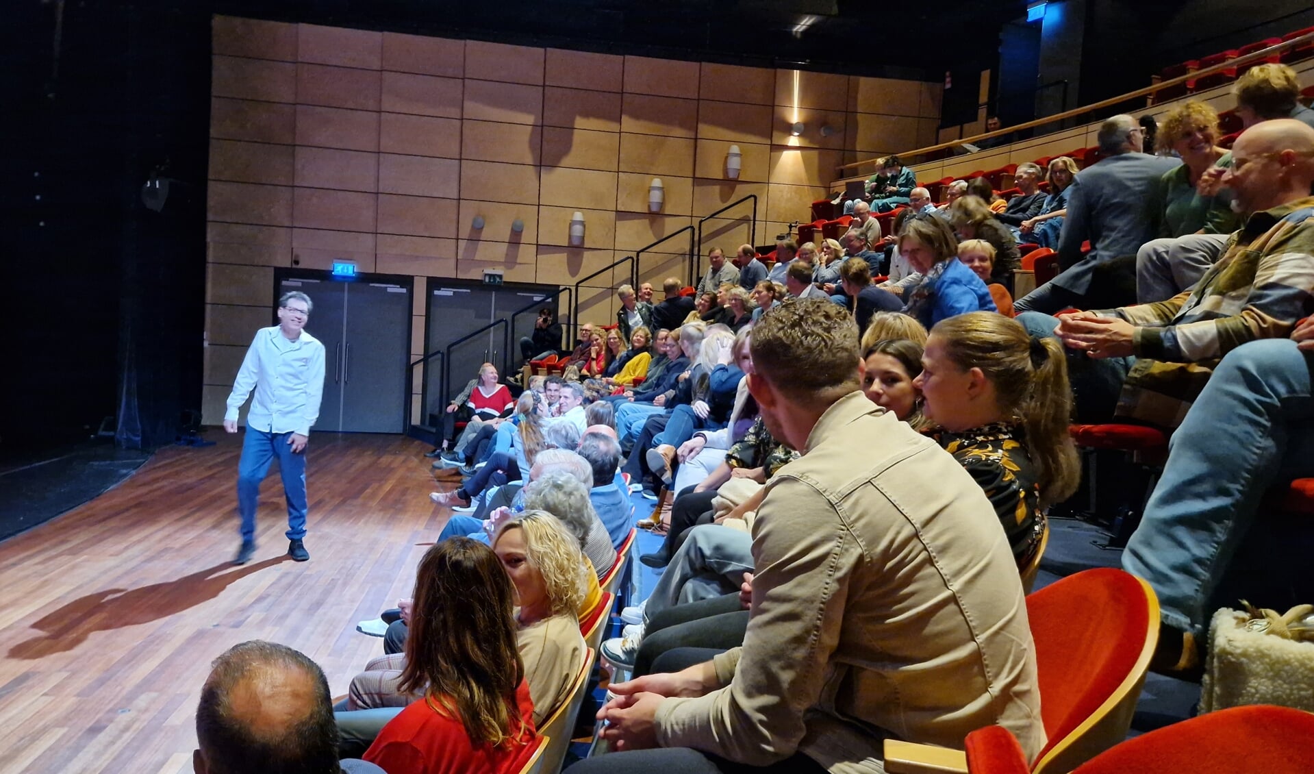 Ewald van Kouwen betrok het publiek bij zijn voorstelling met de opdracht elkaar een compliment te geven