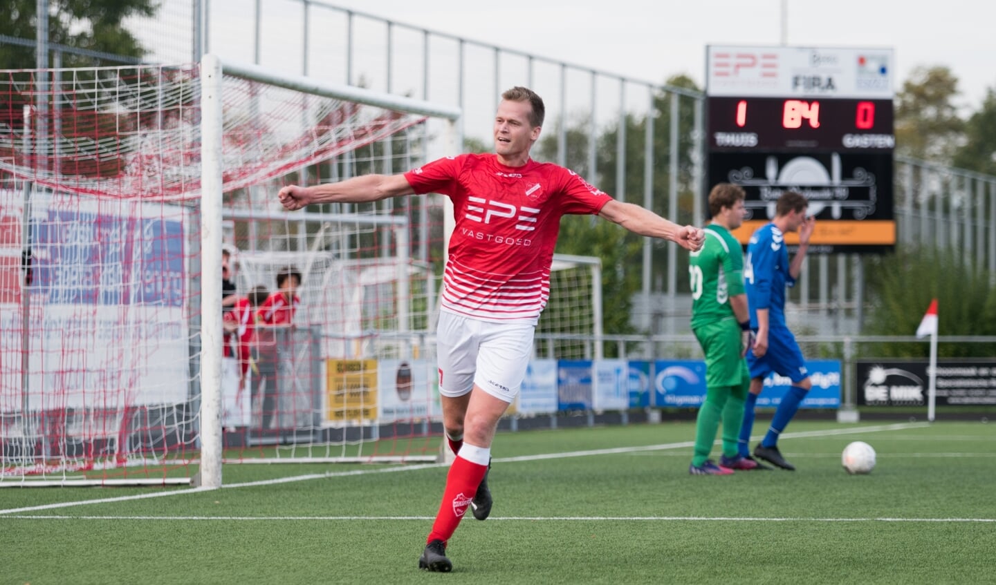Rick Boersma viert zijn doelpunt, hij zet Hierden in de 85e minuut op 2-0 tegen FC Horst. (foto: Jaap Hop)  