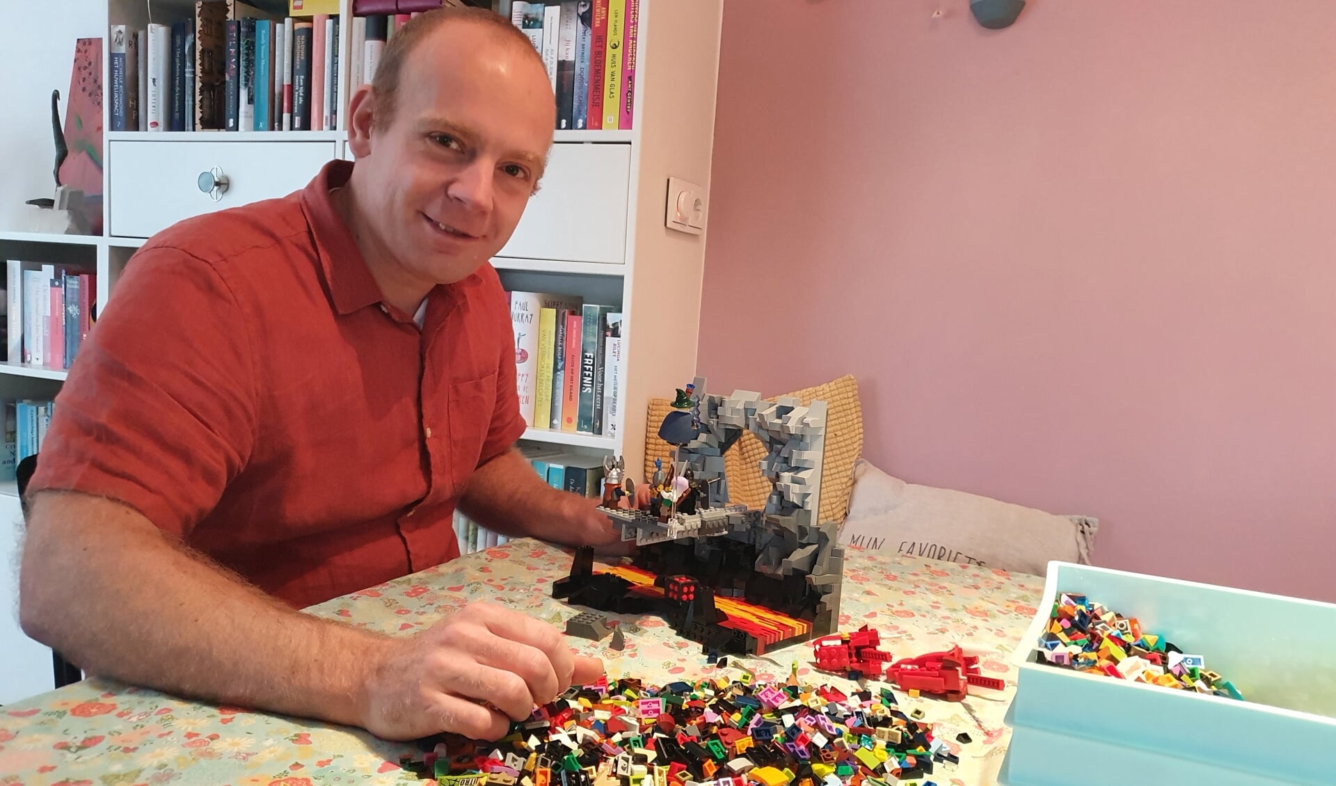 Sander van Kreijl werkt alweer aan het volgende project. | Inzet: Sander en Arne tijdens LEGO Masters.