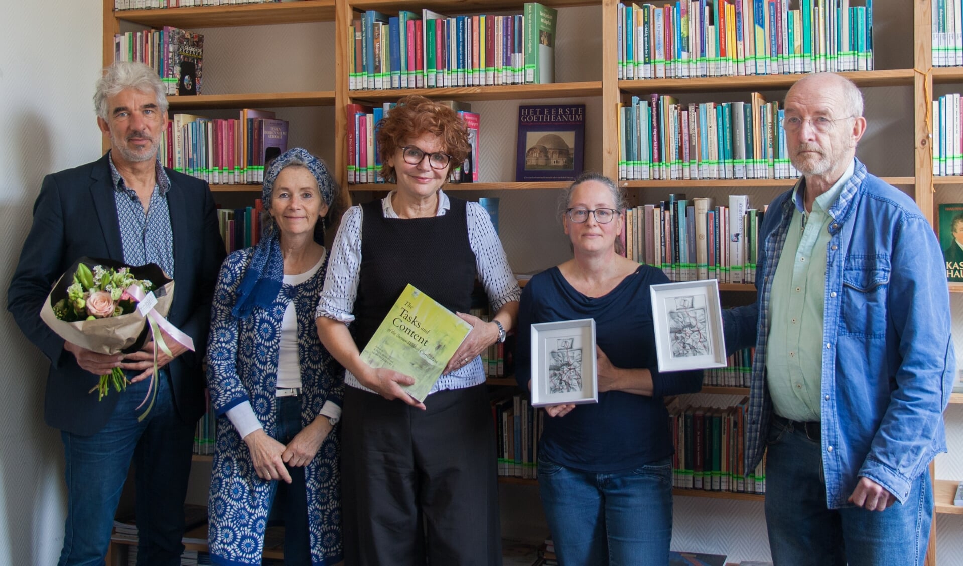 V.l.n.r.: Frans Funnekotter (directeur-bestuurder KunstenHuis Idea), Saskia de Waal (Vrije Hogeschool), Gerrie Strik (rector Vrije Hogeschool), Annemarlies van der Mast (KunstenHuis Idea) en Douwe van Houten. Achter hen is een deel van de antroposofische collectie te zien.