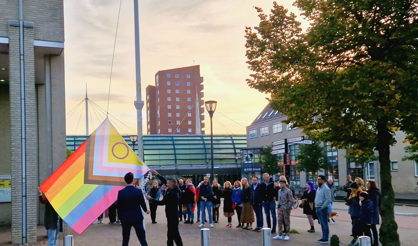 Gemeente Houten hijst op Coming Out Day de vlag voor acceptatie