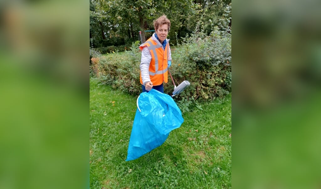 Monique uit Ouderkerk is wandelend begonnen met zwerfvuil op te halen en maakt haar woonplaats op die manier een beetje schoner.
